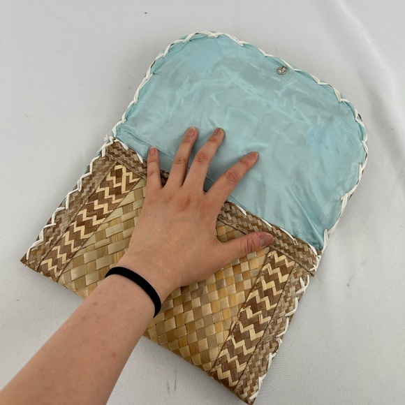 Vintage Wicker Clutch with Shell Decoration - Picture 3 of 8